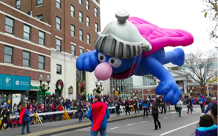Un globo de Grover en el espectacular desfile del centro de Stamford