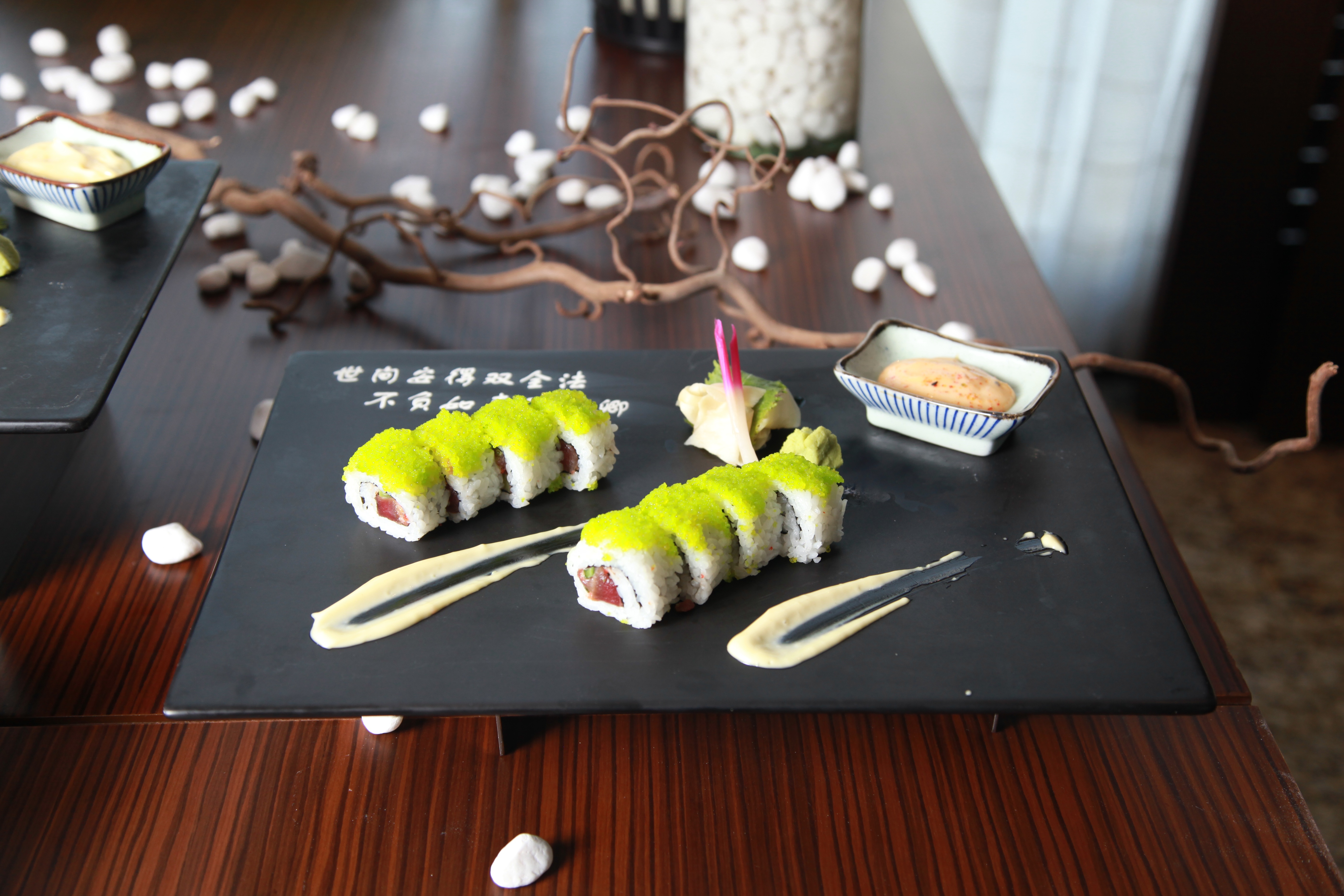 Живые существа суши. Суши ресторан в Японии. Кухня Японии. Оригинальные роллы. Красивые роллы необычные.