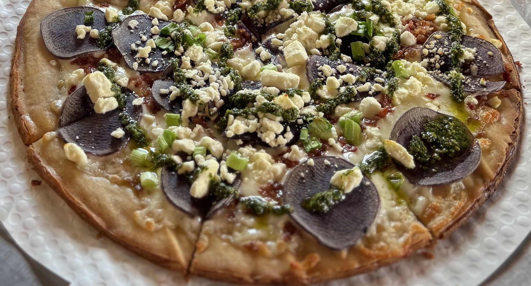 Pizza de patata morada sin gluten de E&D Pizzeria en Avon