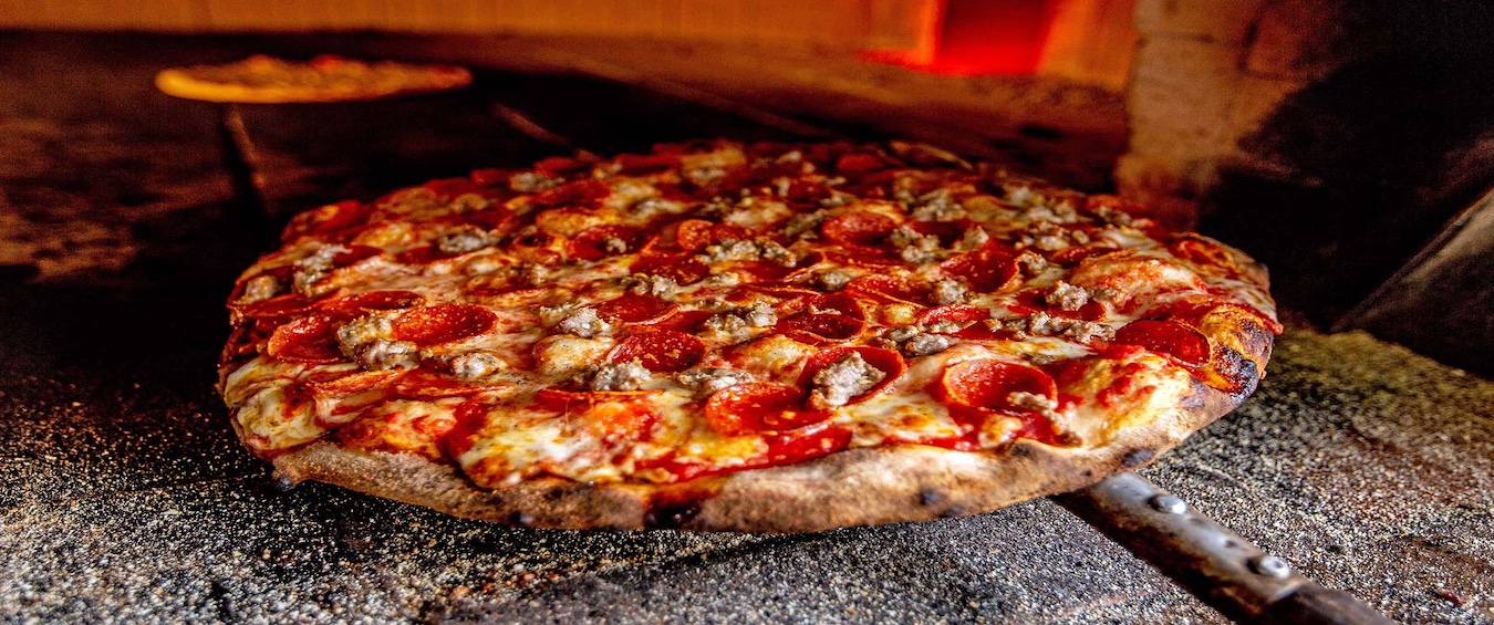 pizza en el horno en Modern Apizza