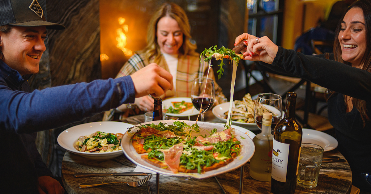 cena junto a la chimenea