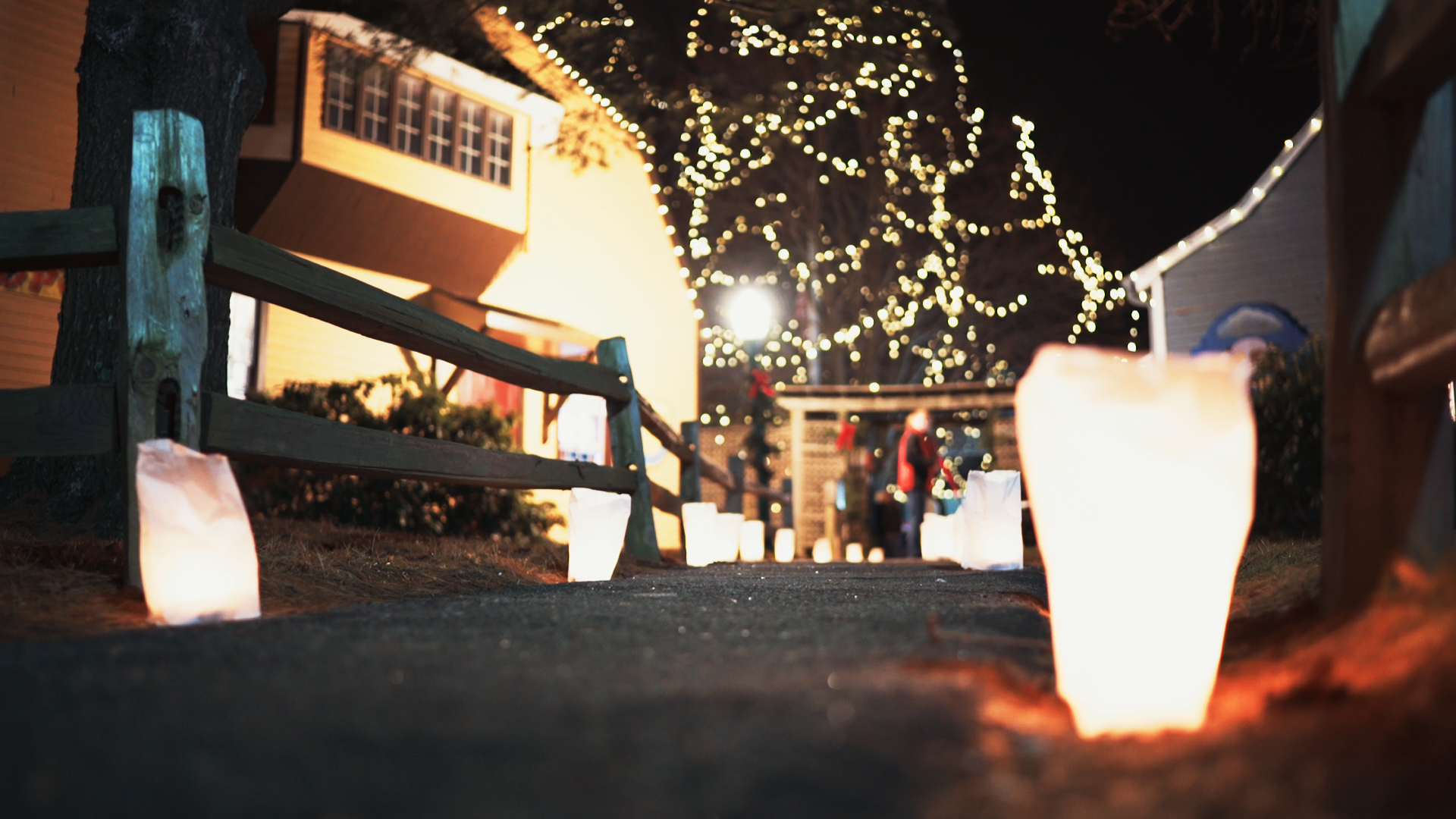 pueblo místico iluminado por faroles
