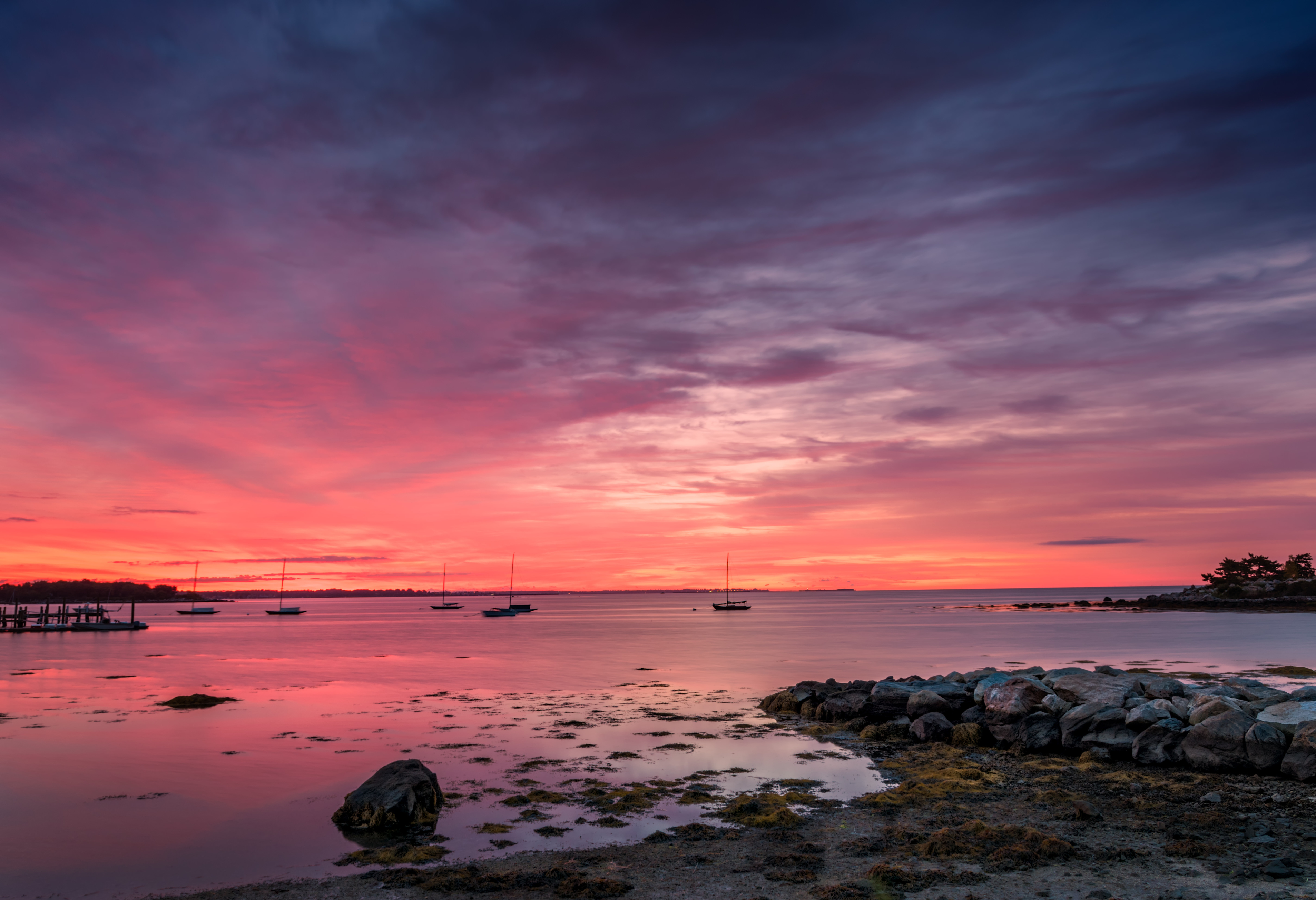 puesta de sol mística en el puerto deportivo
