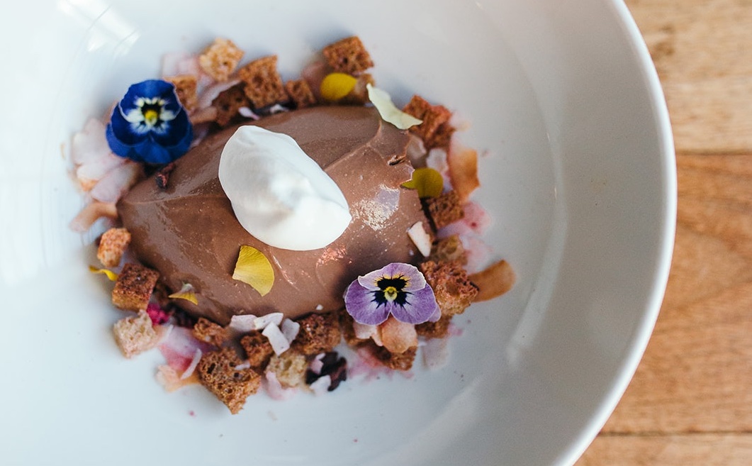 Un postre de mousse de chocolate de Oyster Club, Mystic