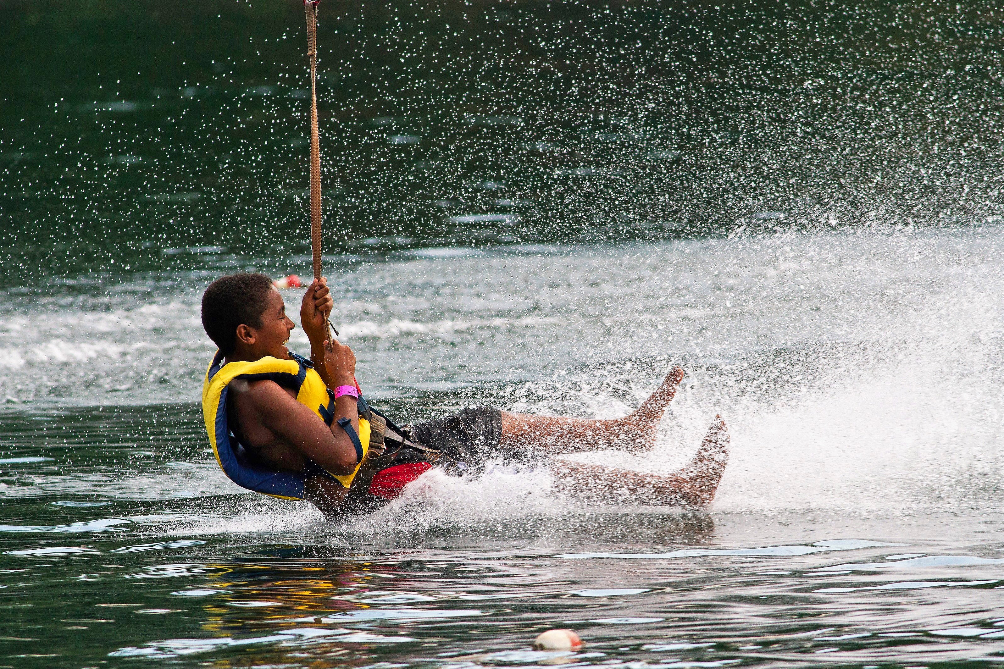tirolesa en piedra rojiza