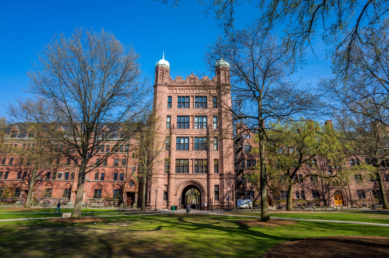 Yale Campus Tours : Free & Open to the Public - The Shops at Yale