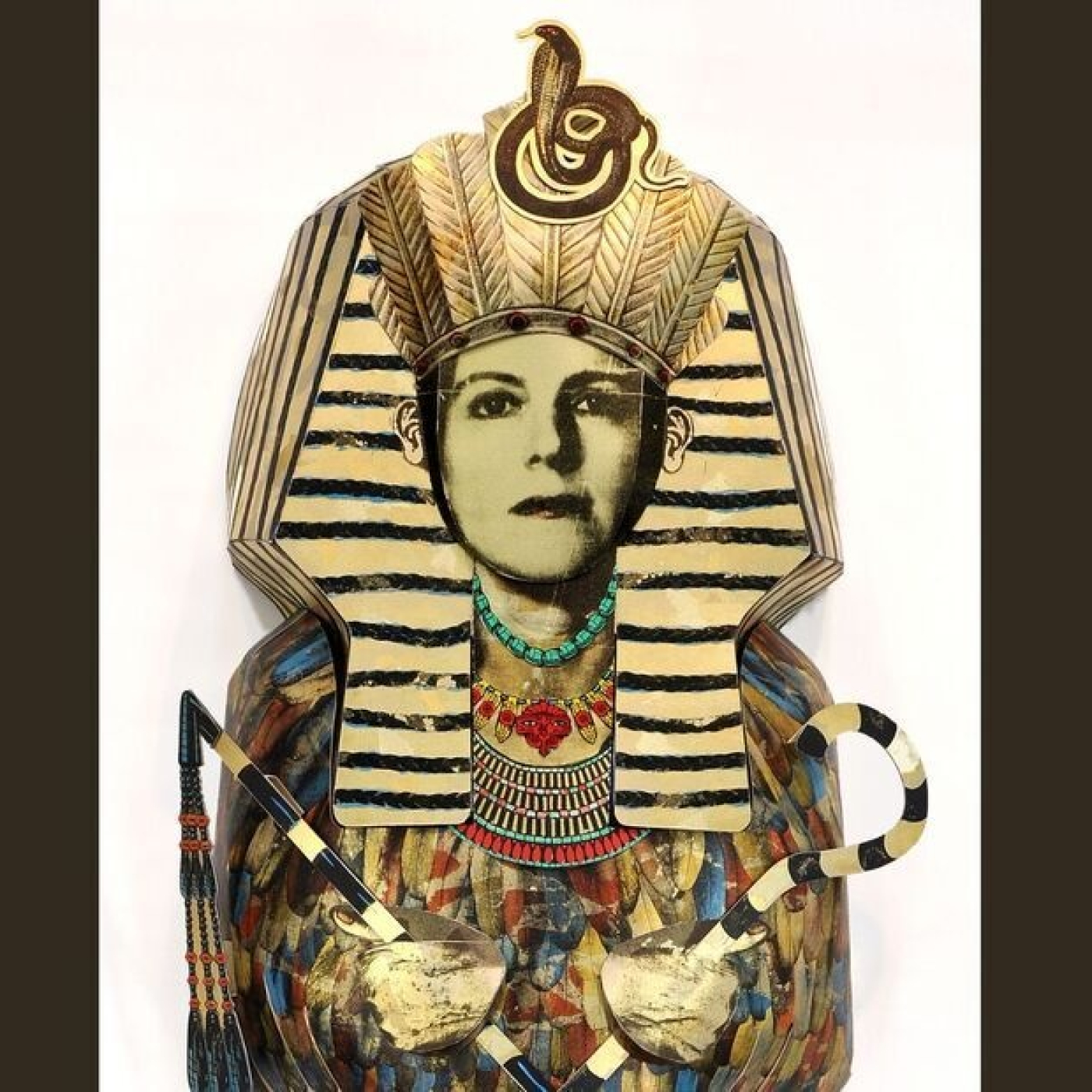  A photograph of the artist’s face functions as the mummy’s portrait.