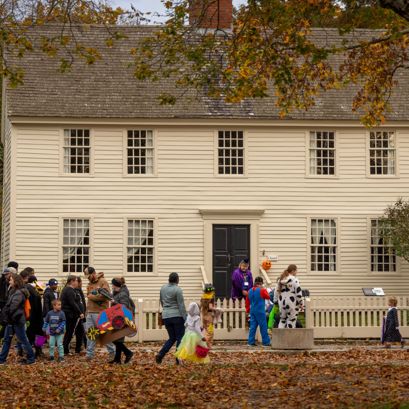 Kids trick or treating in front of the Buckingham Hall House