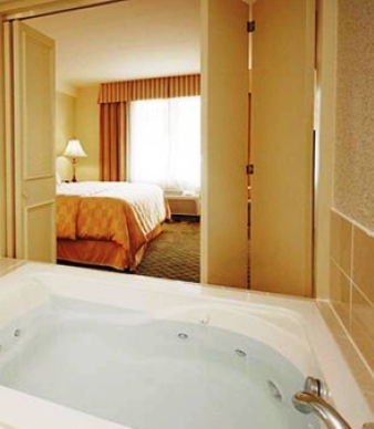 Clarion Hotel &amp; Suites Hamden-New Haven