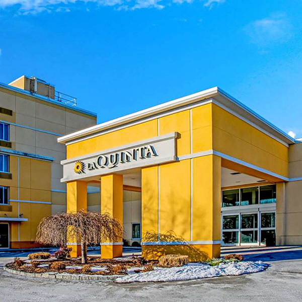  La Quinta Inn & Suites 