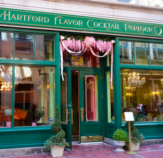 Una foto exterior de Hartford Flavor Cocktail Parlour en la histórica Pratt St.