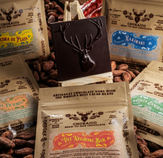 5 barras de chocolate negro de chokaico, las barras tienen un ciervo en relieve en la superficie.