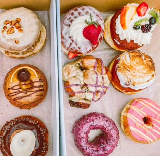 Donas de colores brillantes de Deviant Donuts, Mystic