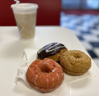 Un trío de donas de Gerry's Donuts en Ellington