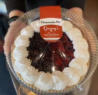 Una tarta de queso cubierta con fruta de Granny's Pie Factory, East Hartford 