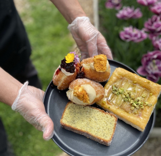 Una variedad de pasteles en Julien's Farm Store en Granby