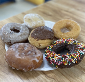 Un plato de donas de Luke's Donut Shop, Avon 