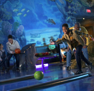 Gente jugando a los bolos en Uncle Buck's Fish Bowl & Grill en Bridgeport. 