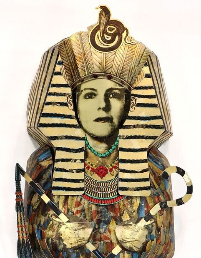  A photograph of the artist’s face functions as the mummy’s portrait.