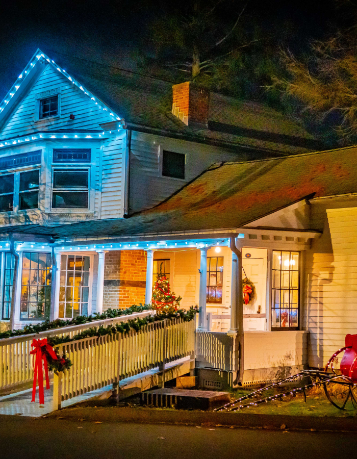 The Boothe Homestead in Stratford at night
