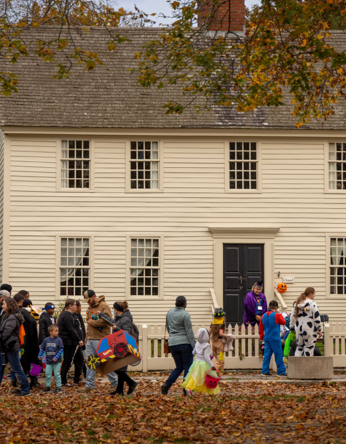 Kids trick or treating in front of the Buckingham Hall House
