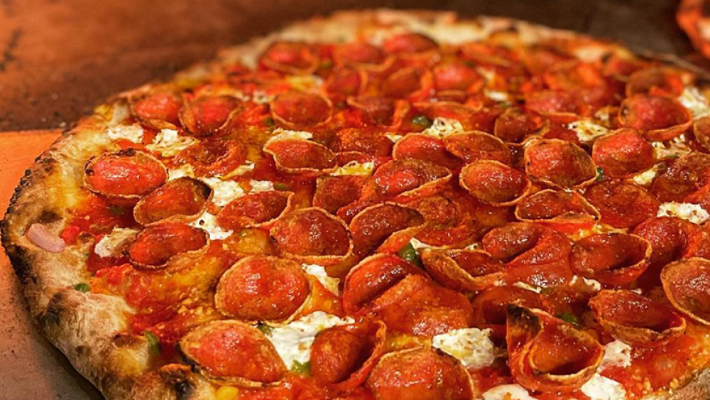 Una pizza de pepperoni de Camille's Wood Fired Pizza en Tolland