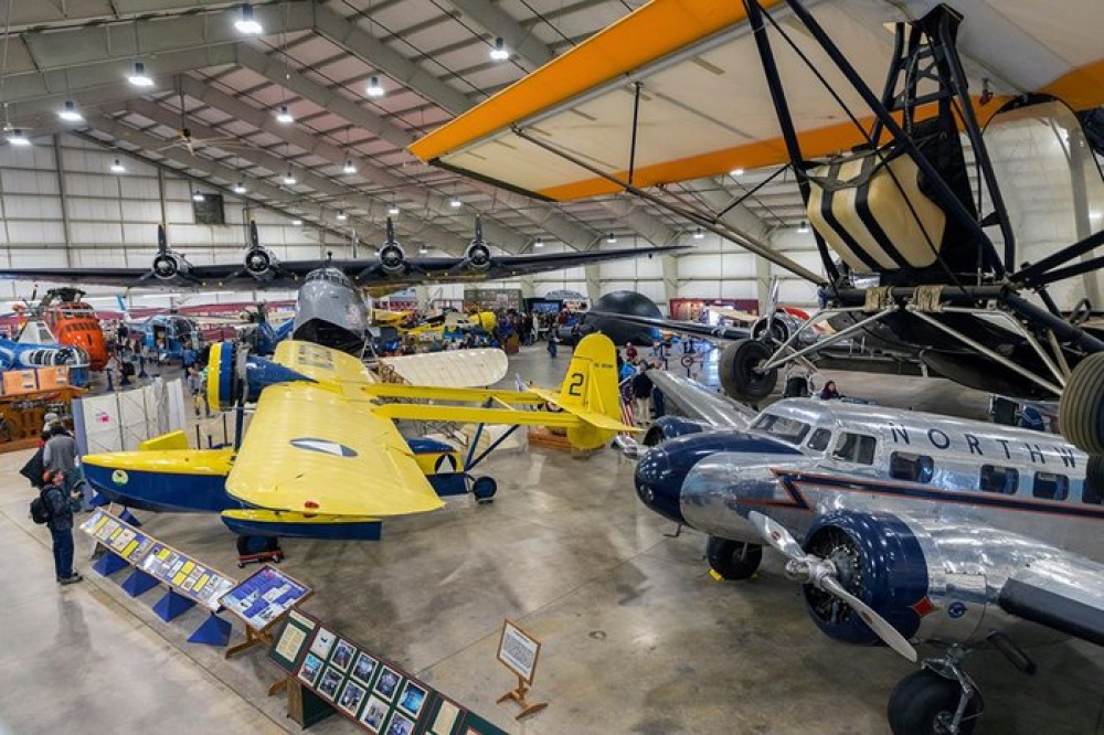 Aviones históricos expuestos en un museo.
