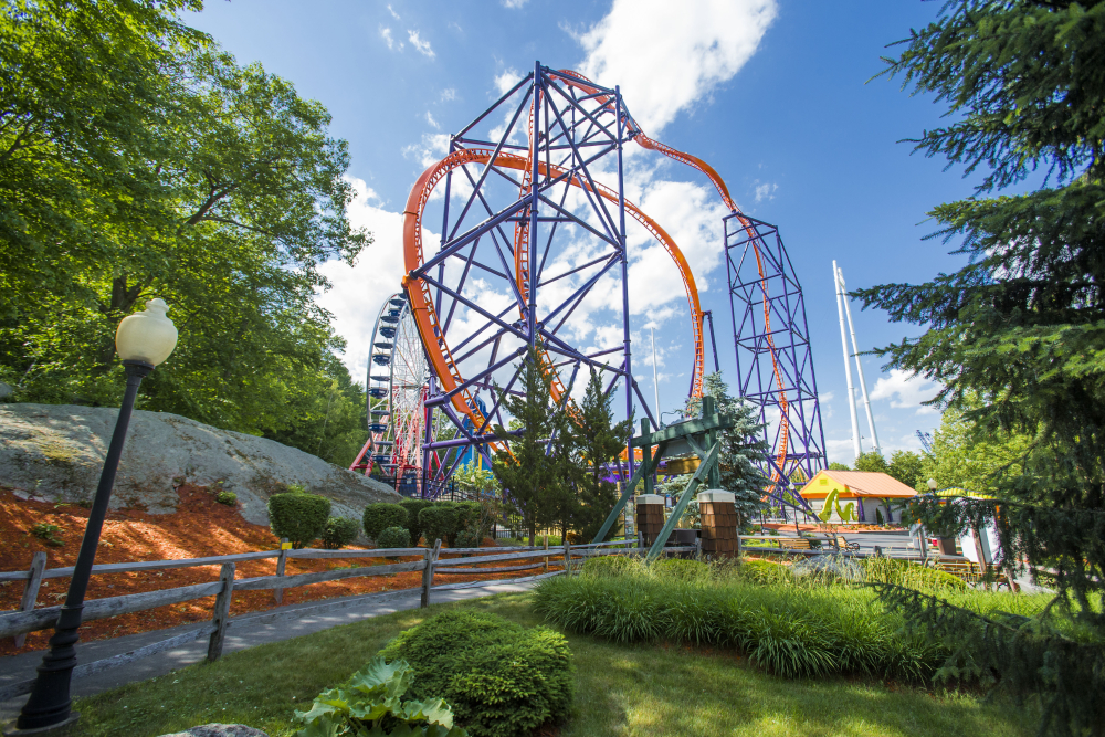 Montaña rusa en un parque de atracciones