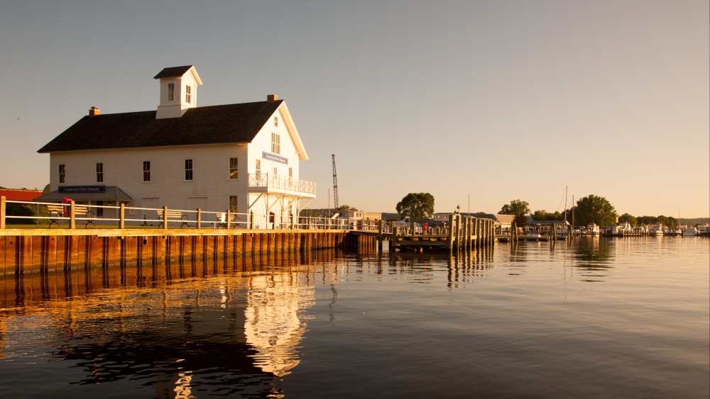 Museo del río Connecticut al atardecer