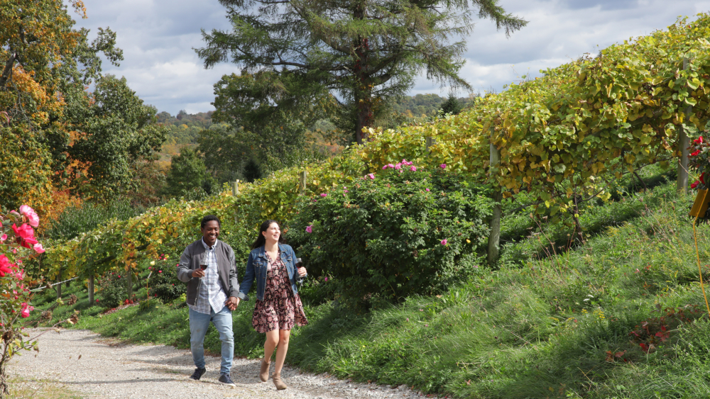 Pareja paseando por la granja familiar Jones en Shelton