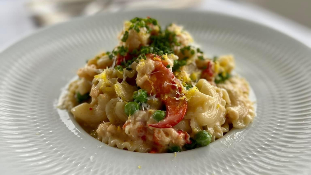 Un plato de pasta cascatelli con langosta en ANYA en Thompson, CT
