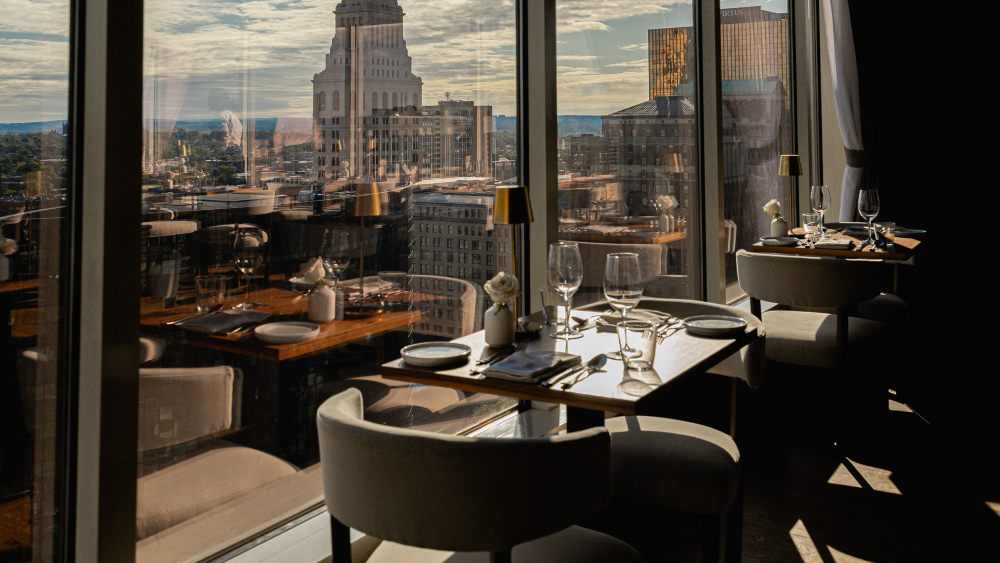 Una foto del interior del restaurante Foundry en Hartford, CT.