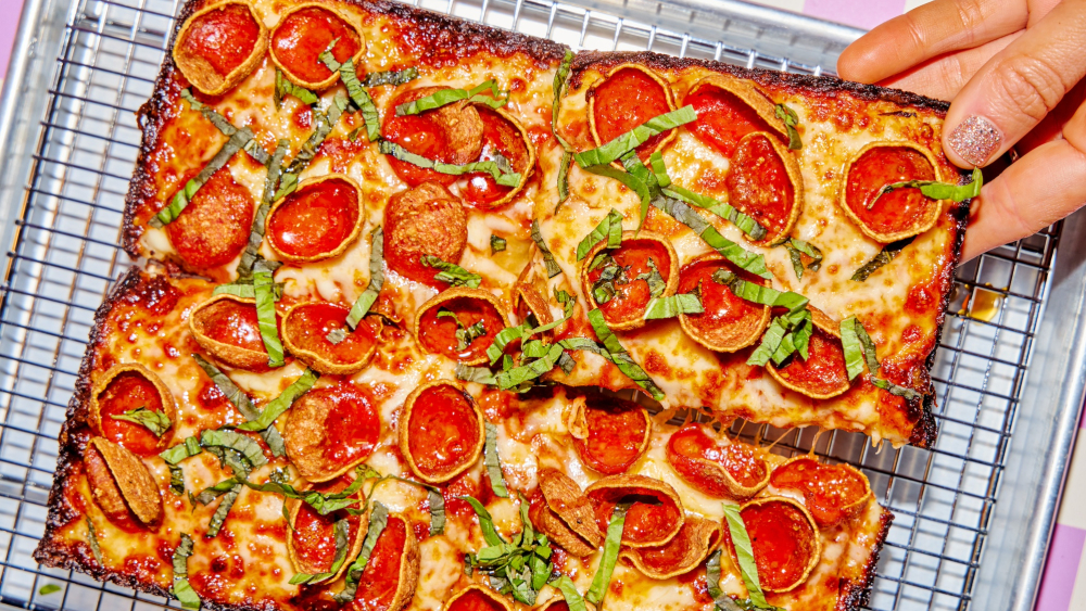 Una pizza estilo Detroit de Bobbi's en New Haven 