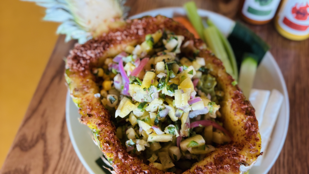 Guacamole servido en una media piña tallada en No Mames Mexican Cantina en Wethersfield, CT