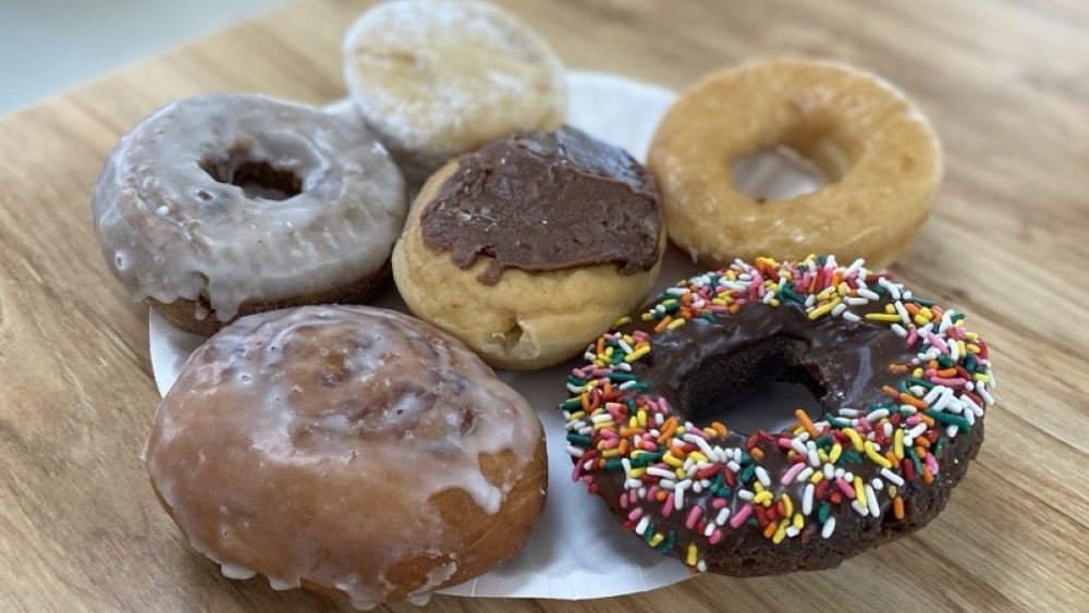 Un plato de donas de Luke's Donut Shop, Avon 