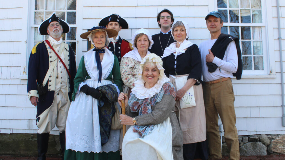 Intérpretes vestidos de época para las visitas guiadas a pie sobre la Batalla de Ridgefield.