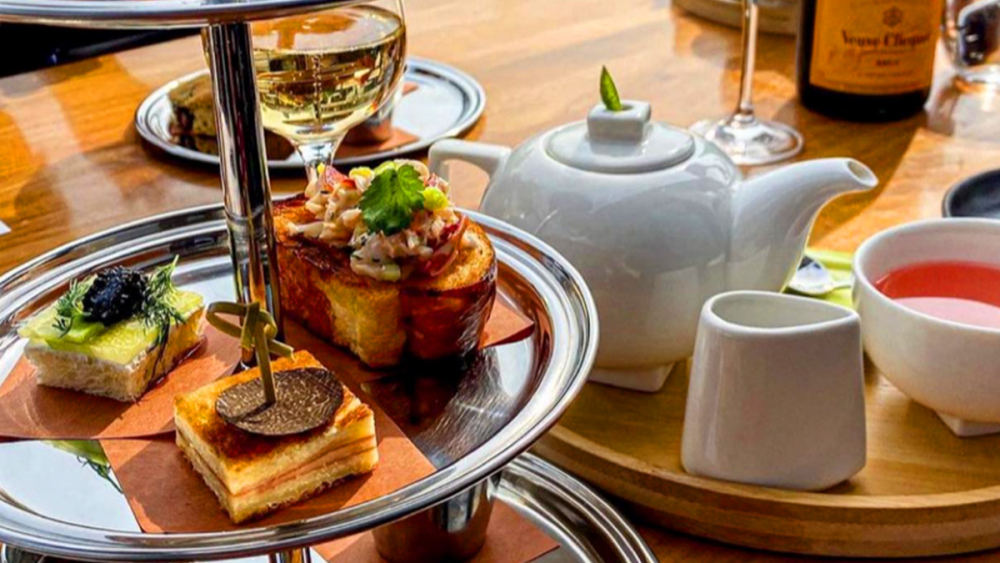 Una bandeja de bocadillos y té en Elm, New Canaan.