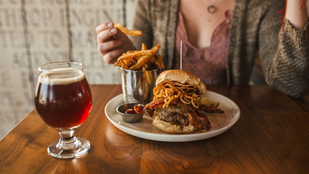 Una hamburguesa y una cerveza en Engine Room, Mystic. 