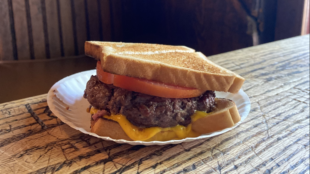 Una hamburguesa de Louis Lunch, New Haven. 