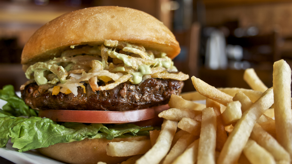Una hamburguesa de bisonte con papas fritas en los restaurantes Wood-n-Tap.
