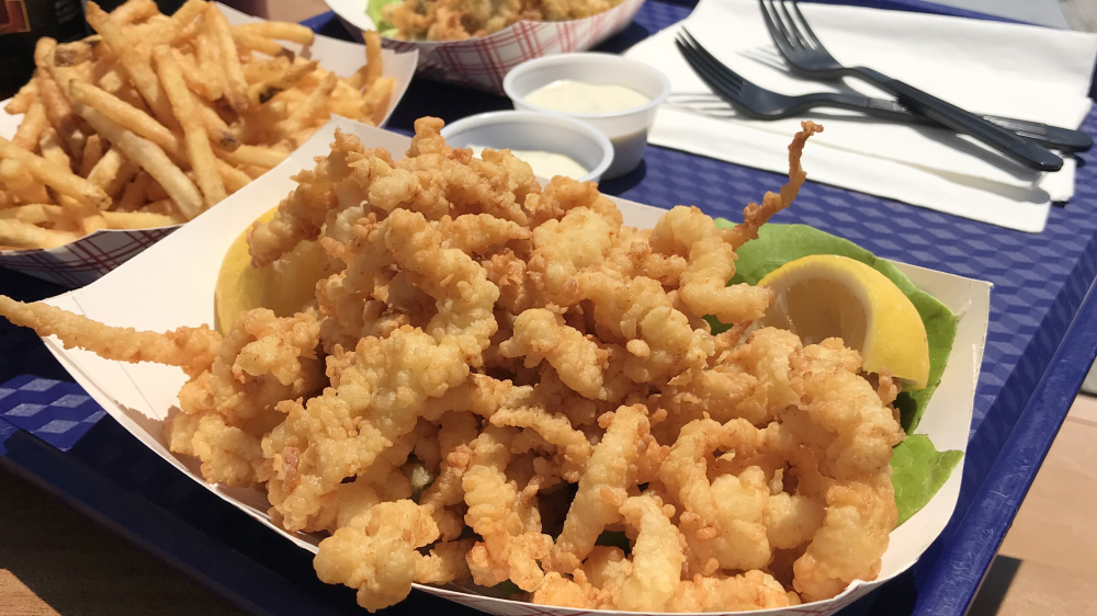 Un barquito de papel con tiras de almejas fritas en Costello's Clam Shack en Noank, Connecticut.
