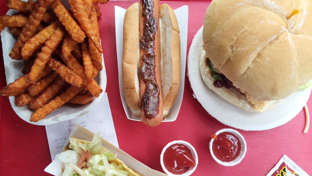 Una bandeja de papas fritas, un perrito caliente, una hamburguesa y un taco en Hank's Dairy Bar, Plainfield.