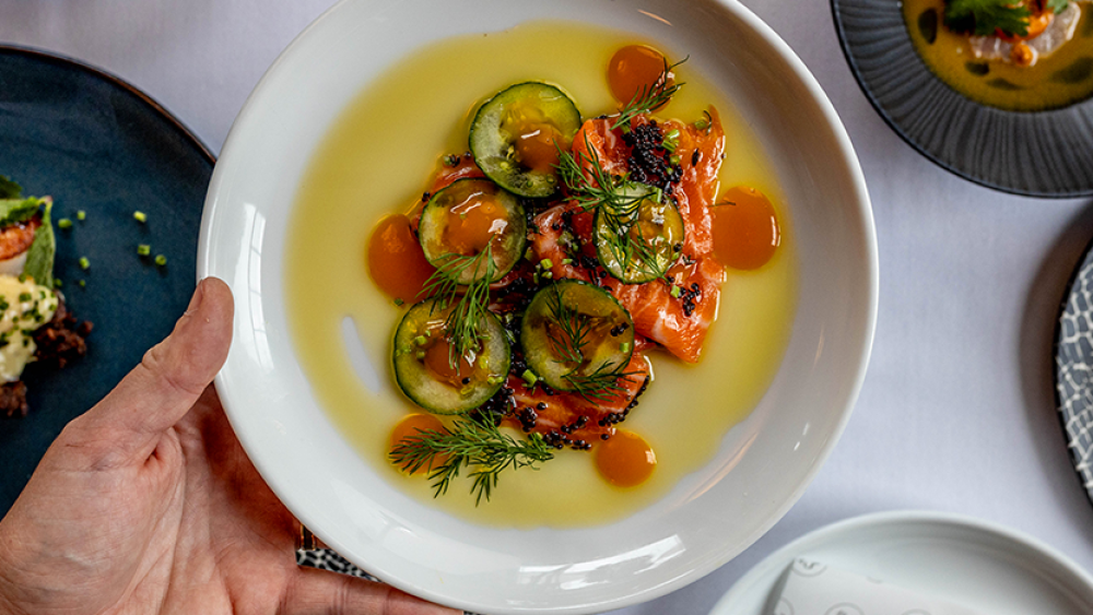 Un plato de mariscos y verduras en The Essex en Old Saybrook, CT