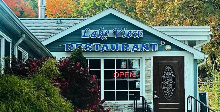 Lakeview restaurant entrance during the incredible fall foliage.